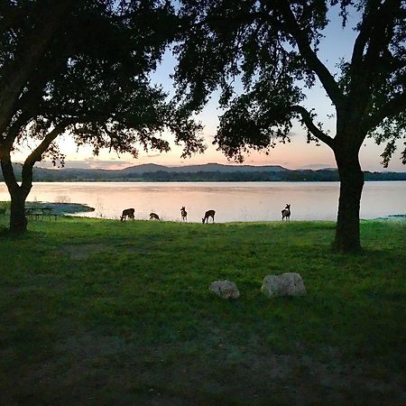 Medina Lake Camping Resort Cabin 3 Lakehills Esterno foto