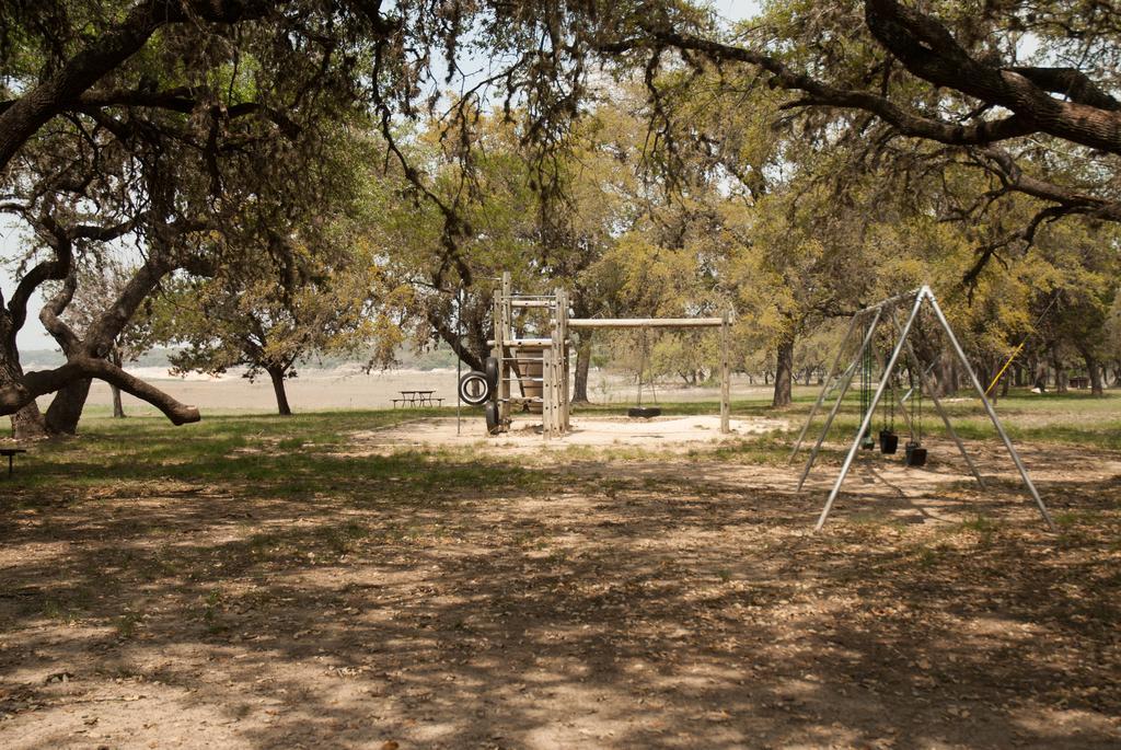 Medina Lake Camping Resort Cabin 3 Lakehills Esterno foto